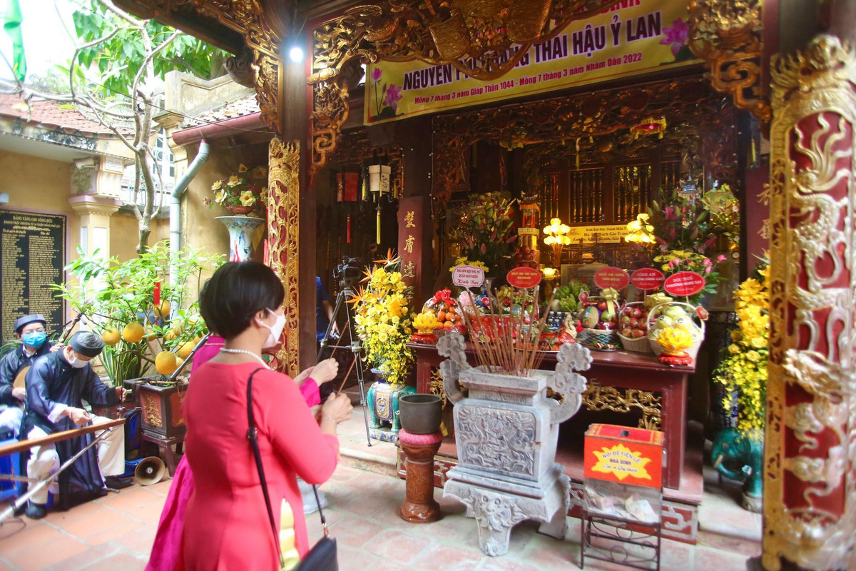 Không những vậy, Nguyên phi Hoàng Thái hậu Ỷ Lan được nhân dân và đạo Phật phong là "Như lai xuất thế, Lý triều Thiên Nam Đệ nhất", là “Phật Mẫu” và tôn làm Thành Hoàng của làng Yên Thái, tổng Tiền Túc, huyện Thọ Xương cũ (nay thuộc phường Hàng Gai, quận Hoàn Kiếm).