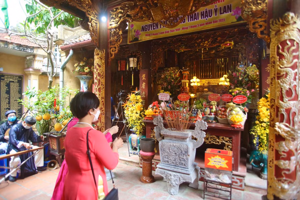 Không những vậy, Nguyên phi Hoàng Thái hậu Ỷ Lan được nhân dân và đạo Phật phong là "Như lai xuất thế, Lý triều Thiên Nam Đệ nhất", là “Phật Mẫu” và tôn làm Thành Hoàng của làng Yên Thái, tổng Tiền Túc, huyện Thọ Xương cũ (nay thuộc phường Hàng Gai, quận Hoàn Kiếm).