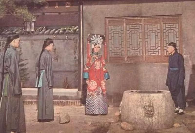 Trân Phi không chỉ thông minh, xinh đẹp mà còn thẳng thắn, bộc trực. Thậm chí, sủng phi của vua Quang Tự nhiều lần đối đầu với Từ Hy Thái hậu. Do được nhà vua che chở nên Từ Hy Thái hậu không thể trừng trị Trân Phi.