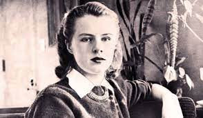 Vào ngày 1/12/1946, Paula nói với bạn cùng phòng Elizabeth Johnson rằng sẽ bỏ buổi học hôm đó vì quá mệt mỏi. Cô muốn đi dạo tại “Long Trail”, một con đường mòn dài 270 dặm (hơn 400km) gần trường học của cô, xuyên qua rừng cây và hướng về phía bắc Bennington tới tận biên giới với Canada.