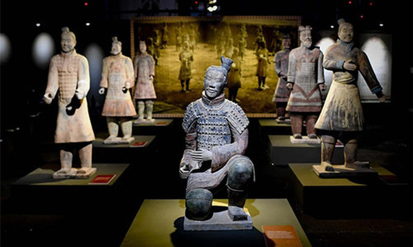 Nghiên cứu của các chuyên gia chỉ ra việc xây dựng hàng ngàn tượng binh sĩ đất nung bắt đầu vào năm 246 trước Công nguyên và kết thúc vào năm 206 trước Công nguyên (tức 4 năm sau khi Tần Thủy Hoàng qua đời).