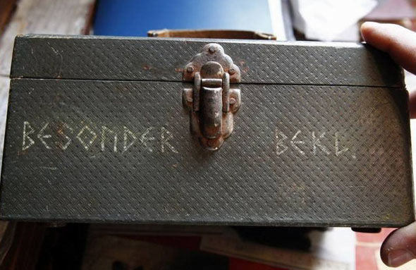 Việc tìm thấy chiếc hòm chứa 2 hộp sọ bí ẩn trên khiến giới chuyên gia vô cùng bất ngờ và tò mò. Nguyên do là bởi những hộp sọ này không có vòm sọ và hàm.