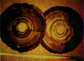 Phải tới năm 1962, giáo sư - tiến sĩ Tsum Um Nui tuyên bố đã giải mã thành công nội dung trên các đĩa đá. Theo ông, những đĩa đá bí ẩn đó kể về một tàu thăm dò vũ trụ của người ngoài hành tinh đã gặp sự cố và phải hạ cánh khẩn cấp xuống vùng núi Bai an-Ka ra -Ula trong dãy núi Himalaya.