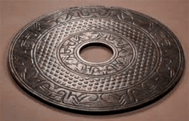 Theo đó, một số người Dropa trên tàu thăm dò vũ trụ trên tìm nơi ẩn náu trong hang động của vùng núi này. Đồng thời, họ tìm cách sửa chữa tàu nhằm sớm trở về quê hương.