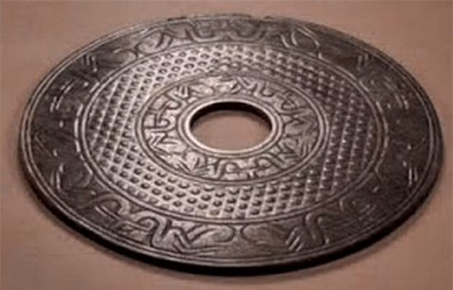 Theo đó, một số người Dropa trên tàu thăm dò vũ trụ trên tìm nơi ẩn náu trong hang động của vùng núi này. Đồng thời, họ tìm cách sửa chữa tàu nhằm sớm trở về quê hương.