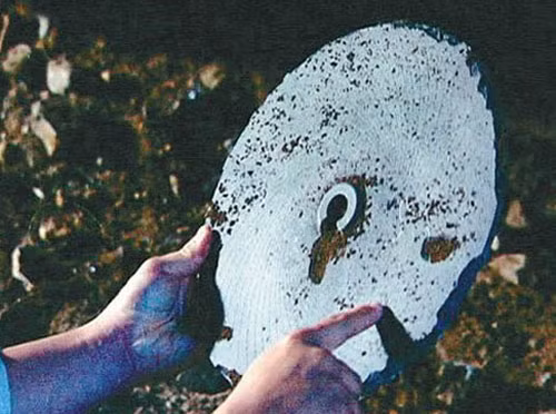 Vào năm 1938, một đoàn thám hiểm khảo cổ do tiến sĩ Chi Pu Tei dẫn đầu tới vùng rừng núi Baian - Kara - Ula (Tây Tạng). Trong quá trình kiểm tra các hang động, họ phát hiện những đĩa đá bí ẩn. Sự kiện này mở đầu cho khám phá về người ngoài hành tinh.