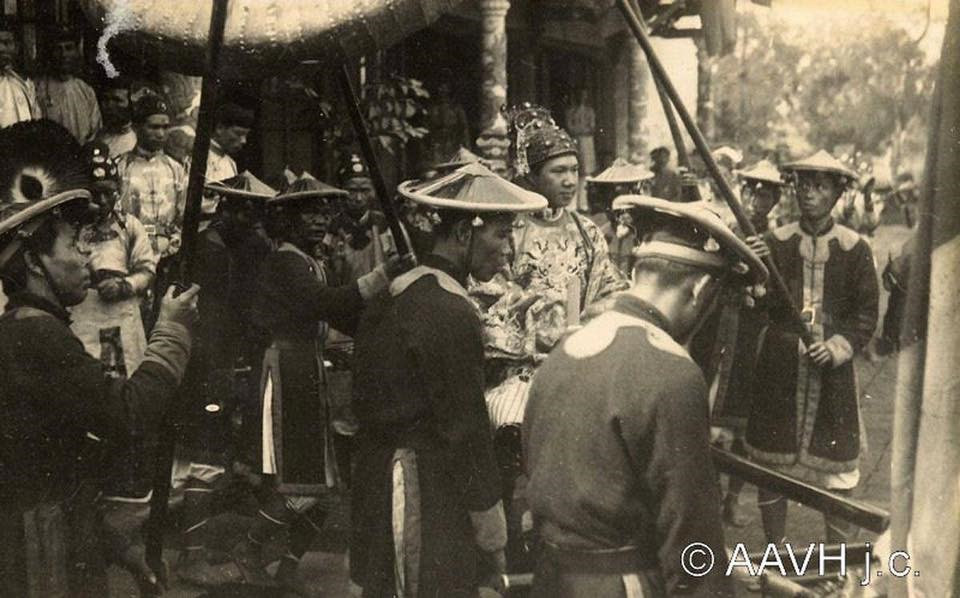 Theo lời kể của Vua Bảo Đại, vào ngày đại hôn, Nam Phương mặc áo rộng thùng thình, chân đi hài mũi cong, đầu đội vương miện có đính vàng ngọc châu báu óng ánh. Bà đi một mình đến giữa tấm thảm, tất cả triều thần cúi chào.