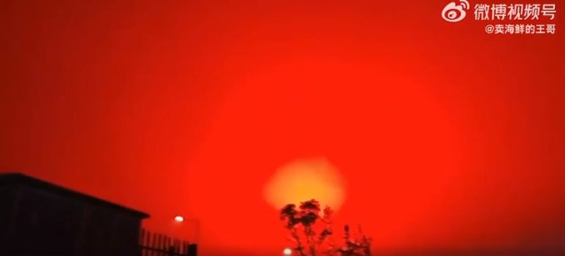 Trước sự việc này, một số người cho rằng, bầu trời đỏ rực trên có thể là điềm báo ngày tận thế sắp xảy ra.