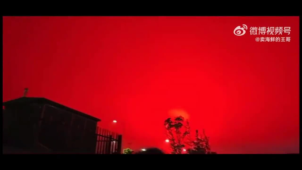 "Khi điều kiện thời tiết tốt, có nhiều nước trong không khí sẽ tạo thành các aerosol làm khúc xạ và tán xạ ánh sáng từ đèn tàu đánh cá. Khi ấy, bầu trời sẽ có màu đỏ như cảnh tượng nhiều người nhìn thấy", nhân viên cơ quan khí tượng Chu Sơn giải thích.