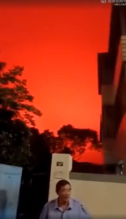 Tuy nhiên, một số người khác cho rằng, bầu trời đỏ có thể là ánh sáng phát ra từ một vụ hỏa hoạn.