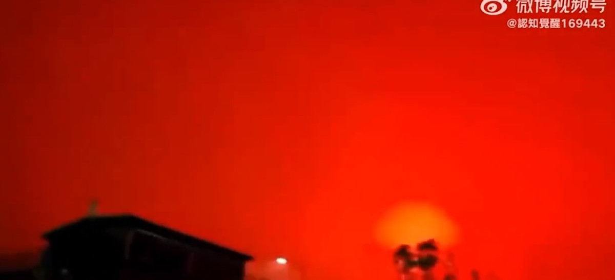 Trước sự việc bí ẩn này, văn phòng khí tượng Chu Sơn thông tin bầu trời chuyển đỏ là do hiện tượng khúc xạ và tán xạ ánh sáng, rất có thể từ đèn tàu đỗ trong cảng.