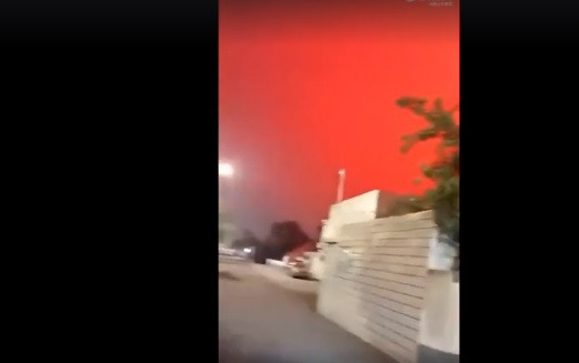 Bầu trời đột nhiên chuyển sang màu đỏ được cho chính là điềm báo về việc ngày tận thế sắp diễn ra.