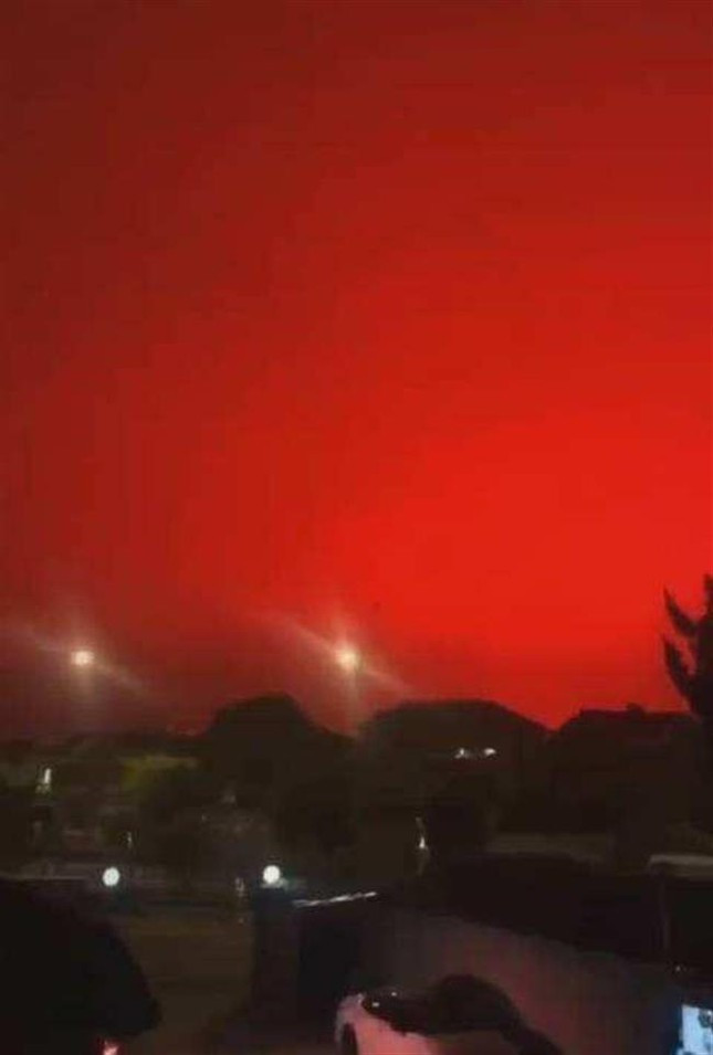 Vào cuối tuần qua, dư luận Trung Quốc lan truyền nhanh những hình ảnh và video ghi lại cảnh tượng bầu trời "đỏ như máu" ở thành phố Chu Sơn, tỉnh Chiết Giang.