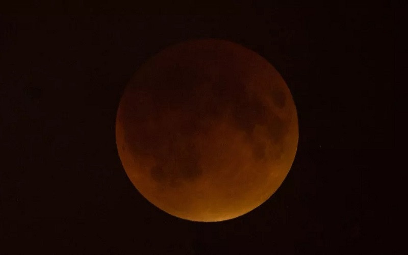 Dù không nằm ở khu vực thuận lợi quan sát "siêu trăng máu" nhưng người dân Việt Nam vẫn có thể chiêm ngưỡng siêu trăng kỳ ảo. Thời điểm quan sát tốt nhất là hoàng hôn, khi hiện tượng ảo ảnh Mặt Trăng làm cho siêu trăng càng lớn.