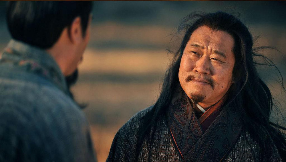 Bàng Thống, hiệu Phượng Sồ, từng là môn khách của Chu Du và tham gia nhiều chiến dịch quan trọng của Đông Ngô bao gồm trận Xích Bích. Do không được Tôn Quyền trọng dụng vì bị xem thường tướng mạo xấu xí nên về sau Bàng Thống quyết định về dưới trướng Thục Hán.