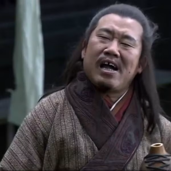 Một nguyên nhân khác được cho là vì bên trong mộ của Bàng Thống có bộ mũ áo giáp trụ dính máu mà mưu sĩ này mặc trong trận chiến cuối cùng. Vì vậy, dân gian gọi đó là "huyết mộ" hay "mộ máu".