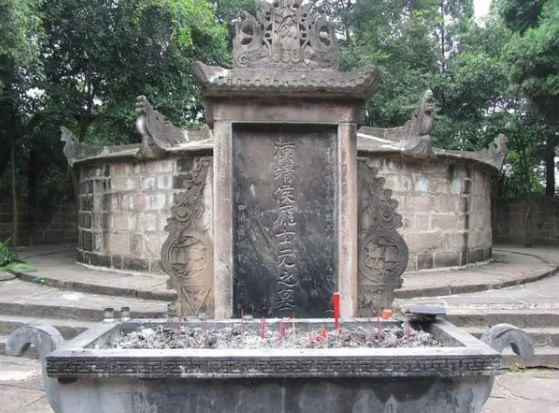 Do tình hình chiến sự nguy cấp nên Lưu Bị lúc ấy chỉ có thể an táng cho Bàng Thống một cách vội vàng. Sau khi tình hình ổn định, Lưu Bị quyết định dựng một lăng mộ lớn ở Bạch Mã Quan và tái chôn cất Bàng Thống tại đó. Bên trong mộ còn đặt mũ áo giáp trụ của Bàng Thống và một số đồ tùy táng.