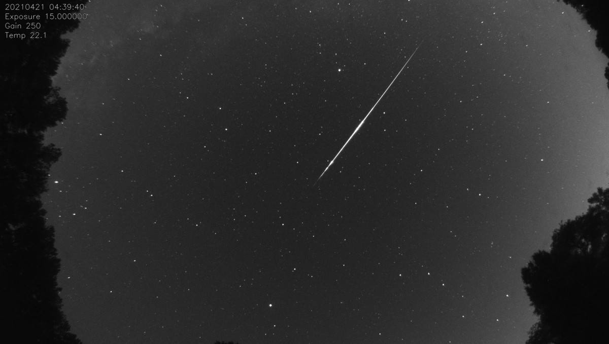 Tau Herculids là một trong những trận mưa sao băng trẻ nhất bắt nguồn từ sao chổi 73P/Schwassmann - Wachmann 3 tan rã vào năm 1995. Hầu hết các năm, Tau Herculids rất thưa thớt nên không được chú ý.