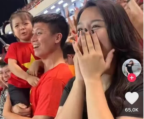 Con gai Bui Tien Dung khoc, con trai Hung Dung doi mua an mung-Hinh-6