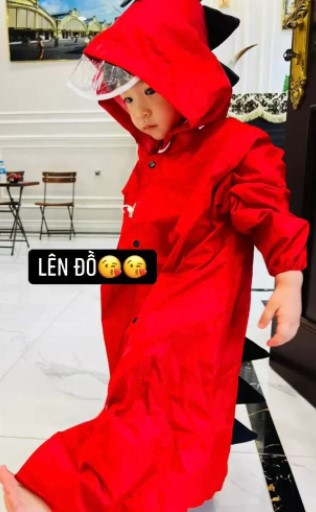 Con gai Bui Tien Dung khoc, con trai Hung Dung doi mua an mung