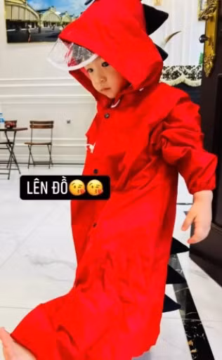 Con gai Bui Tien Dung khoc, con trai Hung Dung doi mua an mung