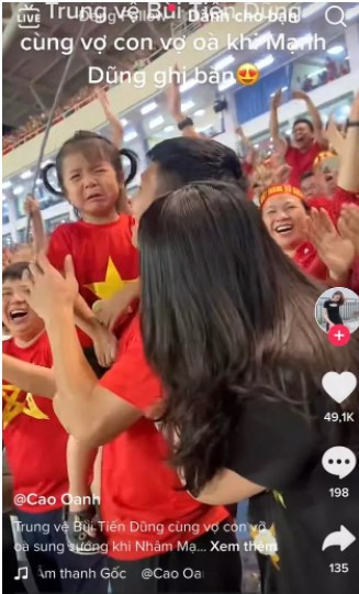 Con gai Bui Tien Dung khoc, con trai Hung Dung doi mua an mung-Hinh-5