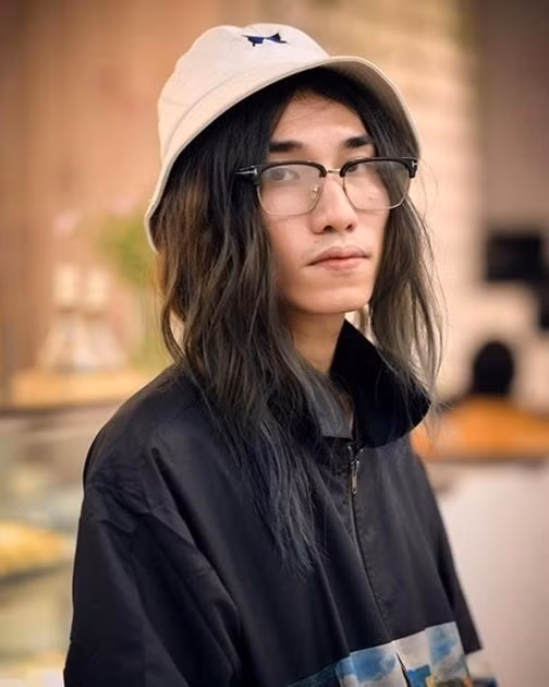 Vào tháng 10/2021, mạng xã hội lan truyền một bản rap do Chị Cả thể hiện với ngôn từ tục tĩu, nội dung phản cảm, trái thuần phong mỹ tục. "Mua cho con chiếc còng tay/ Nâng con dâu vào phòng bay/ Ta sẽ thay thế chồng con/ Tương lai thêm vàng son" - một đoạn trong ca khúc Censored được thể hiện bởi rapper Chị Cả và Y-Tee, gắn với xu hướng "Mua cho con chiếc còng tay".