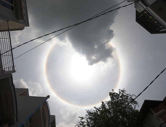 Khi ánh sáng mặt trời chiếu vào thì bị khúc xạ sinh ra những vòng tròn có nhiều màu sắc.