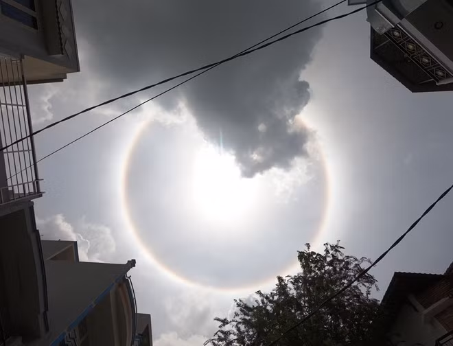 Khi ánh sáng mặt trời chiếu vào thì bị khúc xạ sinh ra những vòng tròn có nhiều màu sắc.