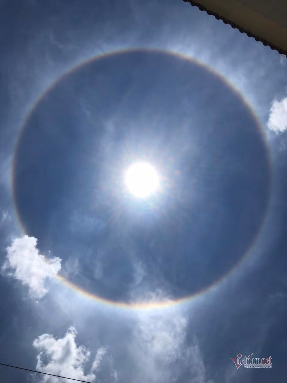 Đây không phải là lần đầu tiên người dân chứng kiến cảnh tượng kỳ thú này. Vào trưa ngày 28/3/2022, người dân ở huyện Vạn Ninh, Khánh Vĩnh thích thú khi nhìn thấy quầng mặt trời nhiều màu sắc.