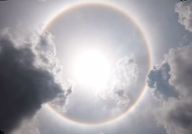 Trước hiện tượng kỳ thú này, các chuyên gia, nhà khoa học đã giải mã chi tiết sự việc. Cụ thể, Giám đốc Đài khí tượng thủy văn tỉnh Lào Cai cho hay quầng mặt trời xuất hiện là do ánh sáng mặt trời chiếu qua những đám mây trên cao. Những đám mây này có cấu trúc là các tinh thể băng.