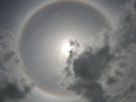 Theo chia sẻ của người dân, hiện tượng này bắt đầu vào khoảng 11h trưa và rõ nét nhất lúc 12h30.