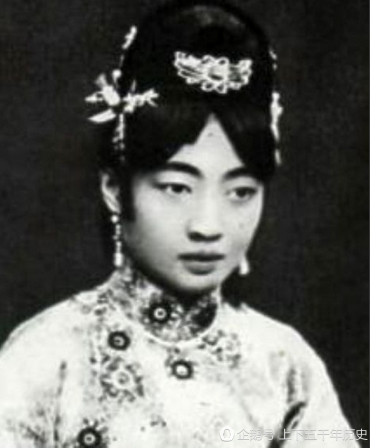 Sau nhiều năm chung sống không có hạnh phúc, Uyển Dung quyết định ly hôn với Phổ Nghi vào năm 1931. Vụ việc này được đưa ra tòa trở thành sự kiện chấn động dư luận khi bà là phi tần đầu tiên và duy nhất trong lịch sử Trung Quốc dám ly hôn với hoàng đế.