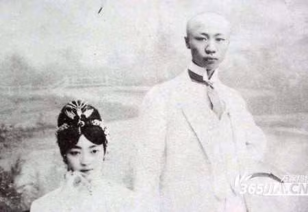 Phổ Nghi là vị vua cuối cùng của triều đại Mãn Thanh nói riêng và của chế độ quân chủ trong lịch sử Trung Quốc nói chung. Trong khi đó, Uyển Dung là hoàng hậu của nhà Thanh chỉ từ năm 1922 - 1924.