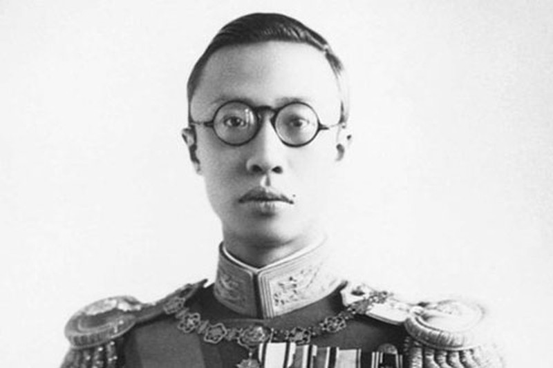 Mặc dù là cặp vợ chồng quyền lực nhưng Phổ Nghi và Uyển Dung chỉ có danh nghĩa phu thê. Hoàng hậu cuối cùng của nhà Thanh bị chồng ghẻ lạnh và chưa từng một lần thực sự làm vợ của Phổ Nghi. Nguyên nhân được cho là vì nhà vua bị "bất lực".