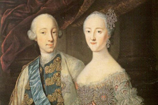 Nguyên do là bởi hoàng hậu Ekaterina II là người thông minh, quyết đoán nhưng cũng rất mưu mô và độc ác, chỉ chăm lo vun vén quyền lợi cho giới quý tộc. Trong khi đó, Pyotr III có ngoại hình xấu xí, kém tài và bất lực.