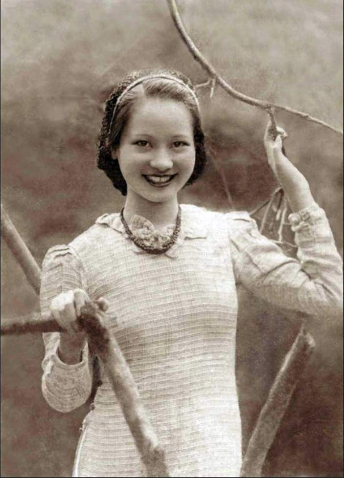 Dưới thời nhà Nguyễn, phụ nữ tiếp xúc với nền văn hóa, thời trang của Pháp nên cách ăn mặc có sự kết hợp giữa phương Đông và phương Tây.