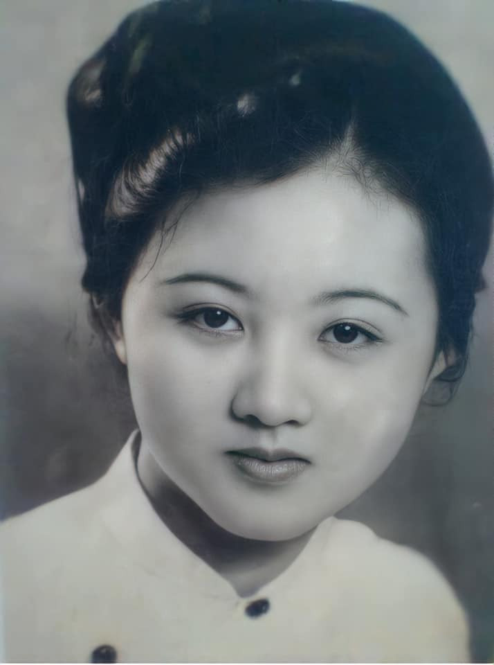 Vẻ đẹp đậm chất Á Đông của một phụ nữ thời nhà Nguyễn. Các đường nét trên gương mặt của mỹ nhân này vô cùng hài hòa và xinh đẹp.