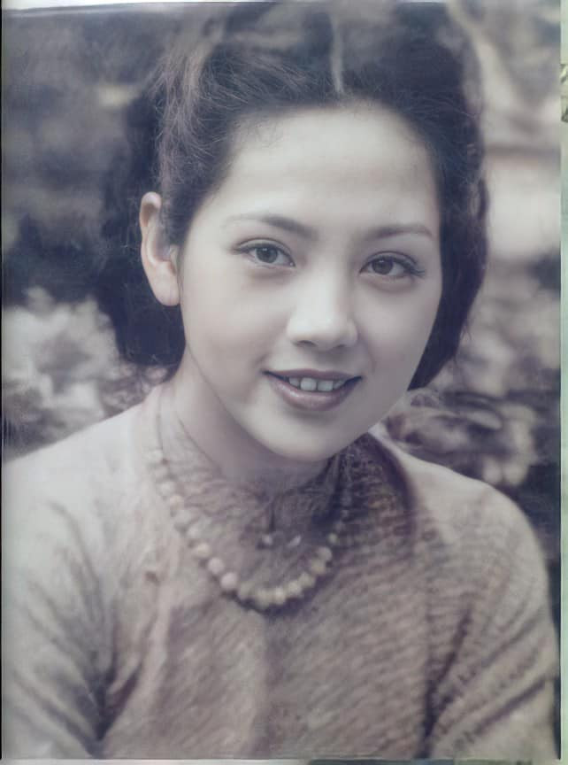 Khi khoác lên người trang phục áo dài truyền thống, vẻ đẹp của phụ nữ thời Nguyễn càng nổi bật hơn.