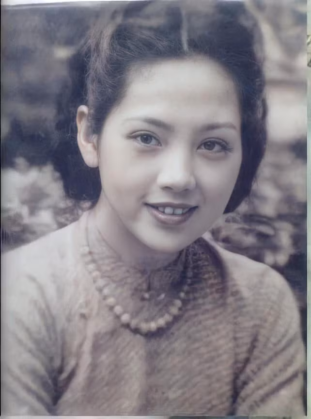 Khi khoác lên người trang phục áo dài truyền thống, vẻ đẹp của phụ nữ thời Nguyễn càng nổi bật hơn.