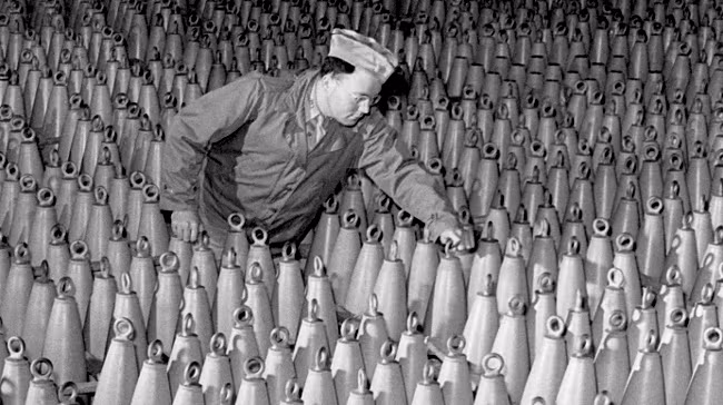 Trong số những tàu của quân Đồng minh bị đánh chìm có chiến hạm John Harvey. Chiến hạm của Mỹ này chở theo 2.000 đầu đạn đại bác chứa khí mù tạt. Sau khi trúng bom của phát xít Đức, 2.000 đầu đạn trên chiến hạm John Harvey phát nổ và giải phóng một đám mây khí mù tạt, hòa lẫn vào nước biển.