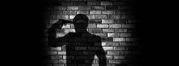 Thế nhưng, không ai có thể ngờ rằng, bản nhạc Gloomy Sunday lại có liên quan đến cái chết của một số người. Đầu tiên là trường hợp của một người đàn ông sống tại thủ đô Budapest, Hungary. Sau khi yêu cầu ban nhạc ở một quán cafe đông đúc chơi bản Gloomy Sunday, người đàn ông trên đã rút khẩu súng mang theo bên người tự sát khi ngồi taxi trên đường về nhà.