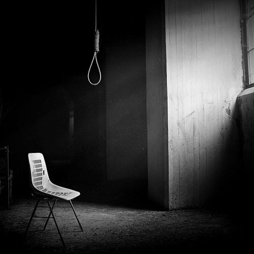 Một tuần sau vụ việc trên, nữ nhân viên bán hàng tại thủ đô Berlin, Đức được tìm thấy trong tình trạng tử vong tại căn hộ riêng. Nguyên nhân tử vong được cảnh sát xác định là treo cổ tự sát. Bên dưới chân cô gái có tờ nhạc Gloomy Sunday.