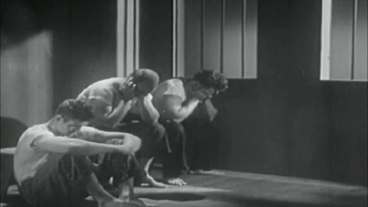 Từ đây, nhiều lời đồn chết chóc về bản nhạc Gloomy Sunday lan truyền rộng rãi. Do đó, nhiều nhạc sĩ, ca sĩ không dám biểu diễn "ca khúc tử thần" trên. Về sau, bản nhạc Gloomy Sunday bị cấm phát hành tại một số nước nhằm ngăn chặn các vụ tử tử do nhạc phẩm này gây ra.