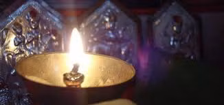 Đến năm 1534, khi khai quật lăng mộ cha của hoàng đế La Mã Constantin tại Yorkshire, Anh, các nhà khảo cổ phát hiện một ngọn đèn đang cháy sáng. Theo các sử liệu, cha của hoàng đế Constantin qua đời năm 300. Điều này có nghĩa, ngọn đèn rực cháy liên tục trong hơn 1.200 năm.