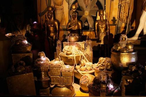 Những mộ tặc này dùng nhiều cách khác nhau để xác định những ngôi mộ có nhiều báu vật để "ra tay". Sau khi xác định được vị trí, chúng sẽ đào xới, phá cửa mộ để tiến vào bên trong đánh cắp cổ vật.