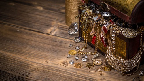 Thêm nữa, ngọc đặt trong mộ người chết còn giúp người quá cố sang thế giới bên kia thuận lợi. Vì vậy, món đồ này tiếp xúc quá nhiều với tử thi và được cho là mang "âm khí" nặng. Những kẻ trộm mộ không muốn bị ma quỷ "ám", khiến bản thân gặp nhiều xui xẻo nên không lấy bảo vật này.