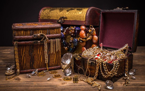 Theo quan niệm của người Trung Quốc thời phong kiến, sau khi qua đời, ngọc thường được đặt vào một số vị trí trên thi hài như miệng hoặc xung quanh thi hài để ngăn chặn quá trình phân hủy.