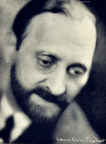 Năm 1903, nhà hóa học người Pháp Édouard Bénédictus đã chứng kiến một vụ tai nạn trong phòng thí nghiệm. Khi ấy, một bình thủy tinh tráng nhựa cellulose nitrat rơi xuống đất nhưng không vỡ thành nhiều mảnh.