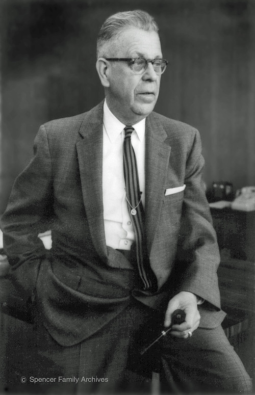 Kỹ sư Perry Spencer làm việc cho công ty Raytheon chuyên phát triển máy phát radar vi sóng trong Thế chiến 2. Vào năm 1945, trong lúc nghiên cứu về thiết bị vi sóng, ông vô tình phát hiện ra khả năng nung nóng của nó khi nhận thấy một thanh chocolate tan chảy trong túi của mình.